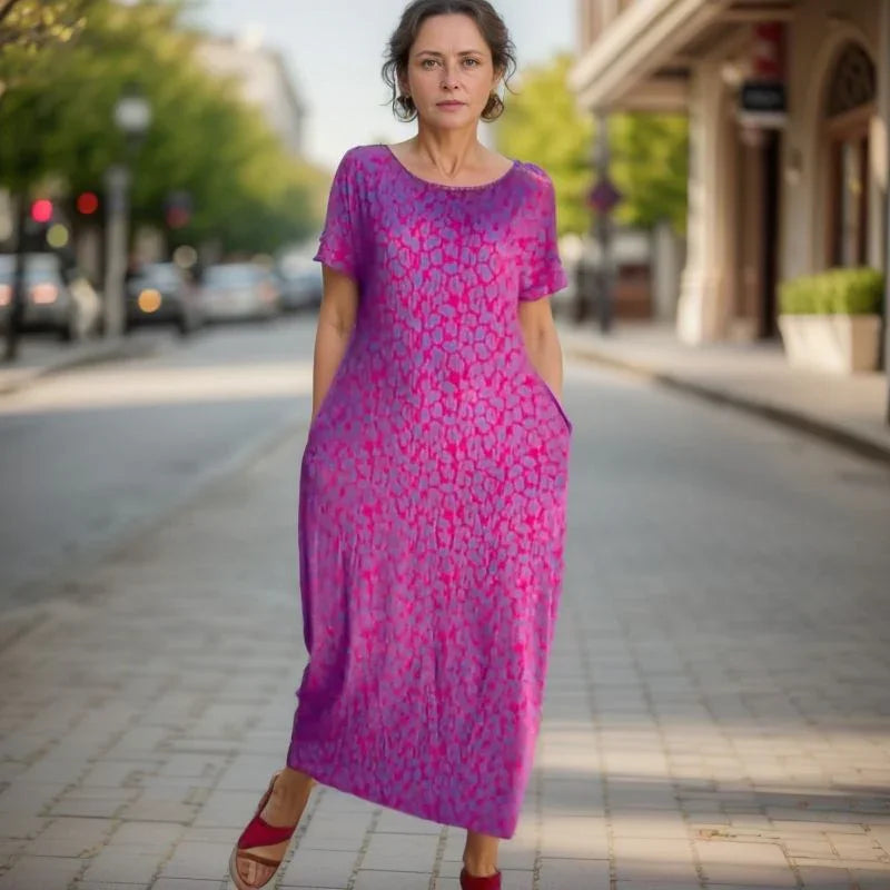 Vestido Aurora Riviera™ com Estampa Animal Print e Strass na Gola / Para Mulheres que Irradiam Estilo e Glamour!
