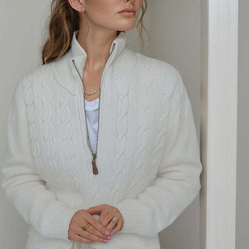Blusa Mathilde™ em Tricô Trançado com Gola Alta / A Peça-Coringa para Looks de Inverno com Presença!