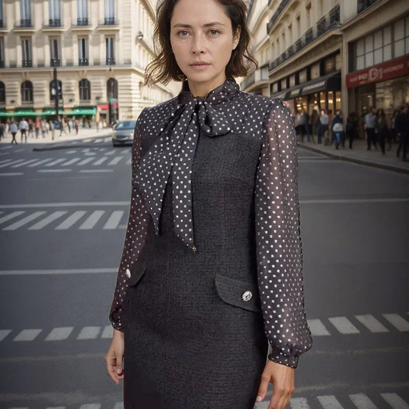 Vestido Noelita™ com Gola Laço e Mangas Translúcidas / O Clássico Refinado em sua Melhor Versão!