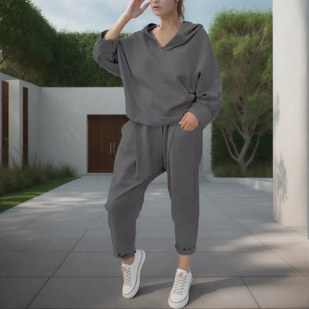 Conjunto Julieta™ em Moletinho Soft com Capuz Casual e Estilo Despojado / Conforto Sofisticado para Mulheres que Vivem com Leveza e Estilo!
