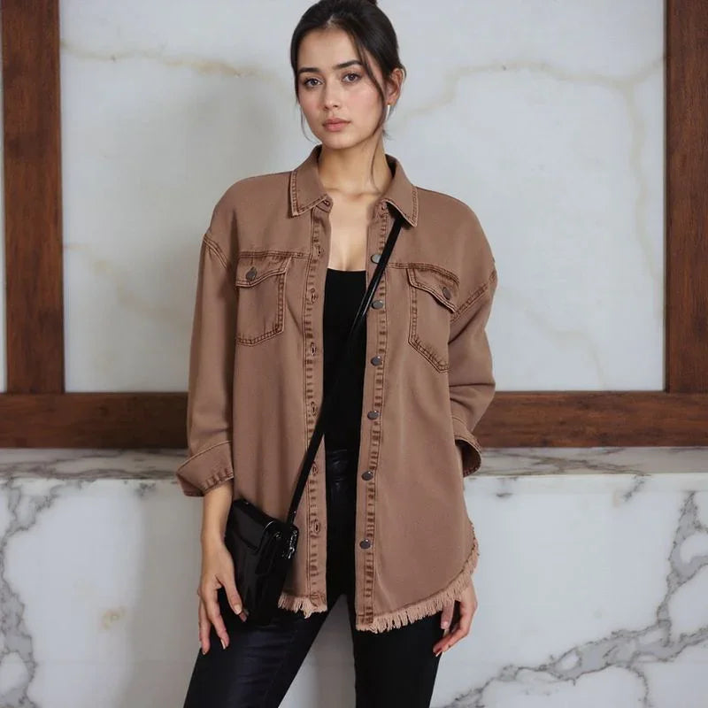 Jaqueta Jeans Dakota™ em Denim Premium e Barra Desfiada / Estilo Atemporal com Toque Urbano e Despojado!