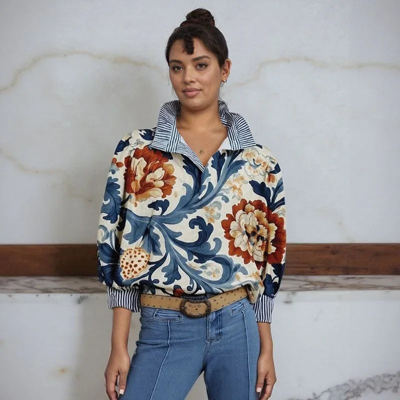 Blusa Toscana™ com Gola Camisaria Listrada e Estampa Barroca Floral / O Encontro do Estilo Casual com o Requinte Artesanal!