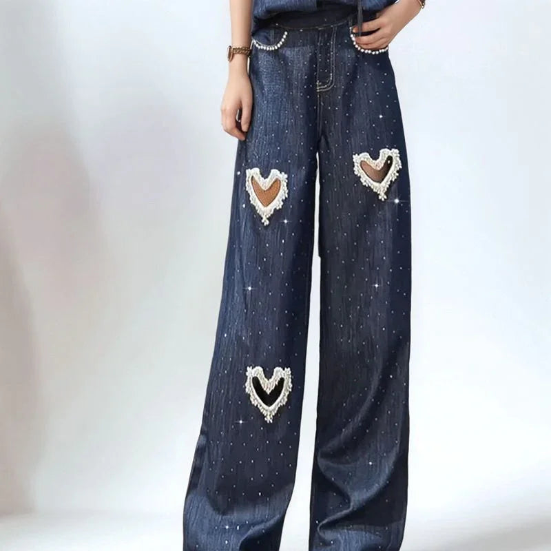 Calça Jeans Feminina Lovely™ com Corações Bordados e Recortes em Pérolas / O Jeans Mais Desejado da Temporada!