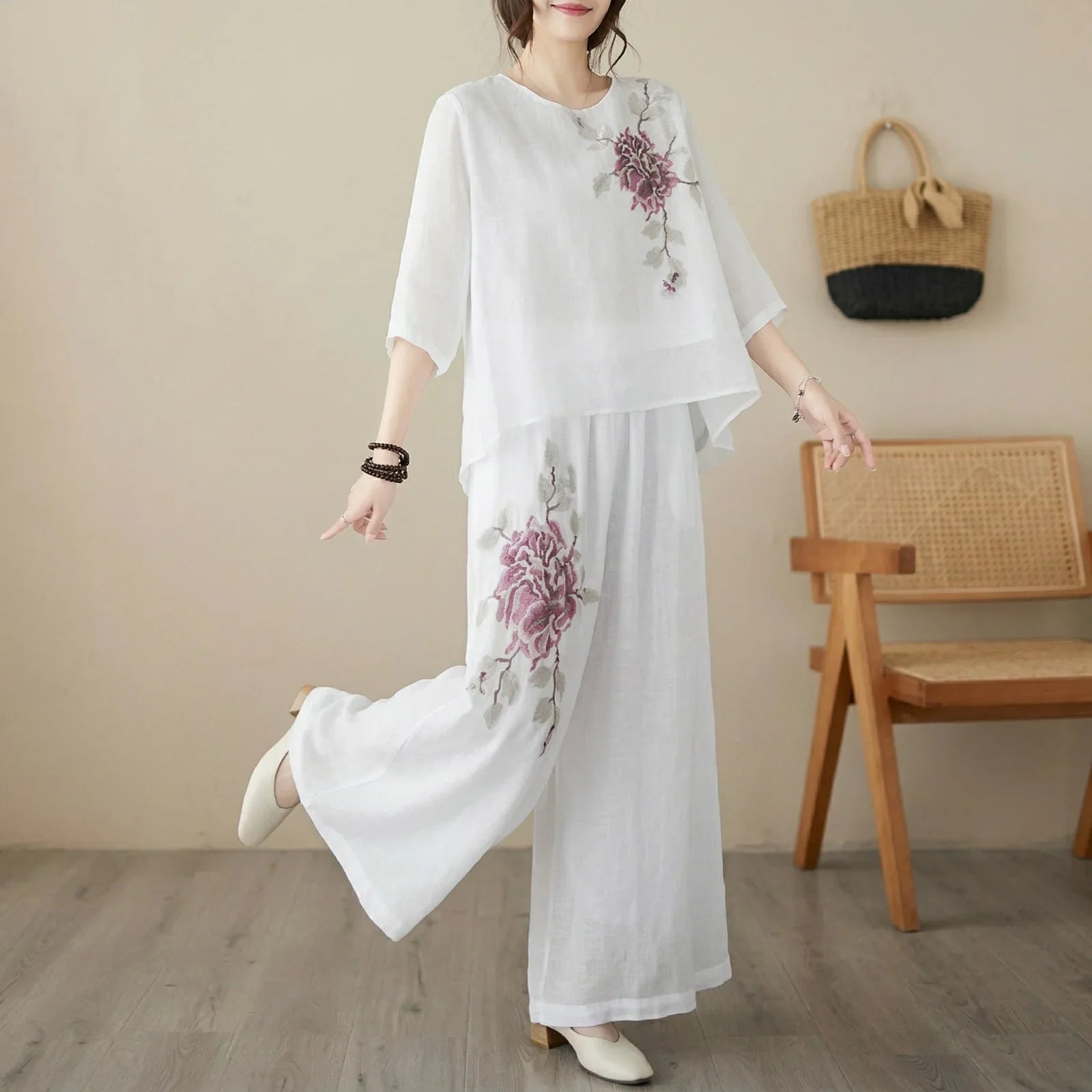 Conjunto Nicole™ em Linho de Algodão com Bordado Floral Delicado e Calça Pantalona