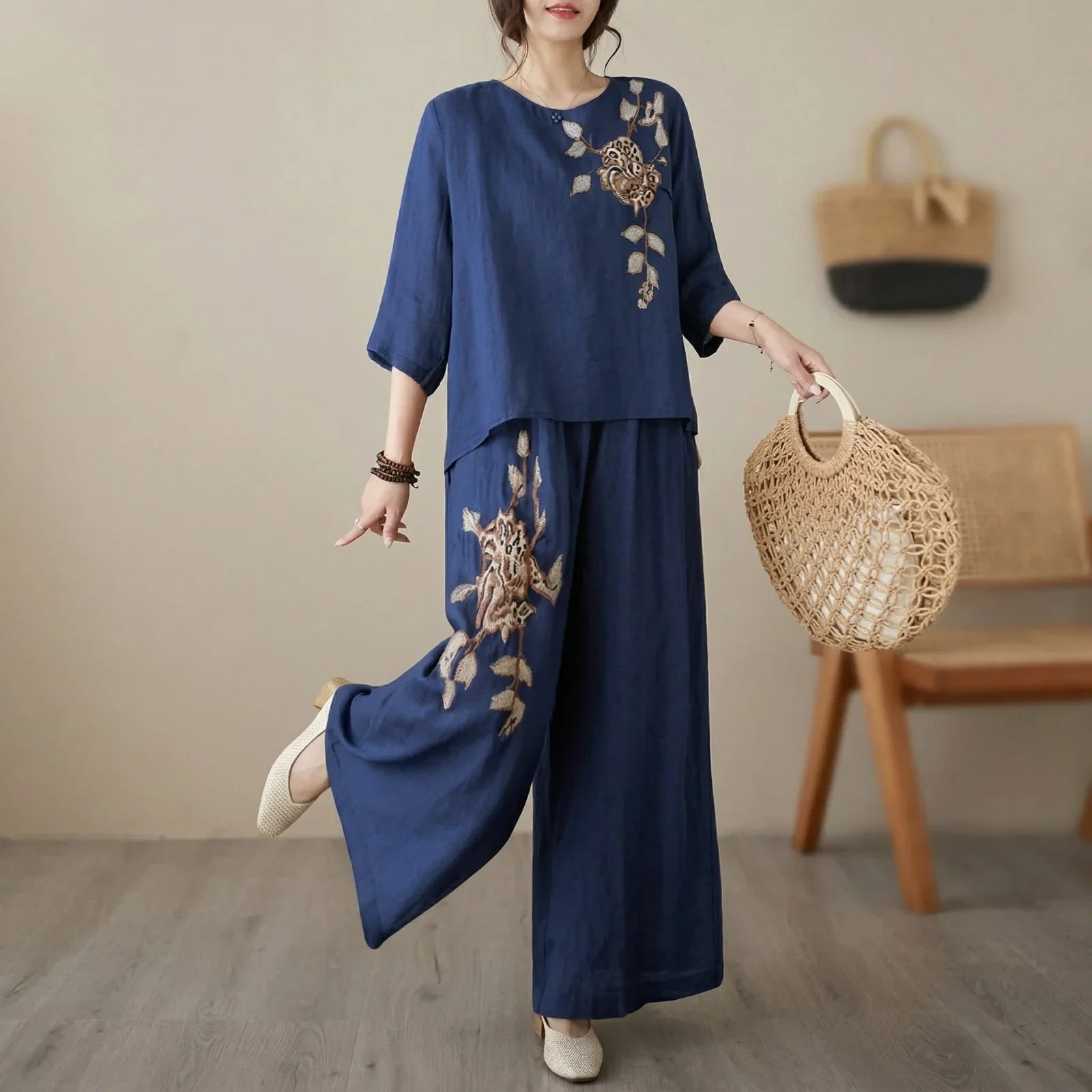 Conjunto Nicole™ em Linho de Algodão com Bordado Floral Delicado e Calça Pantalona