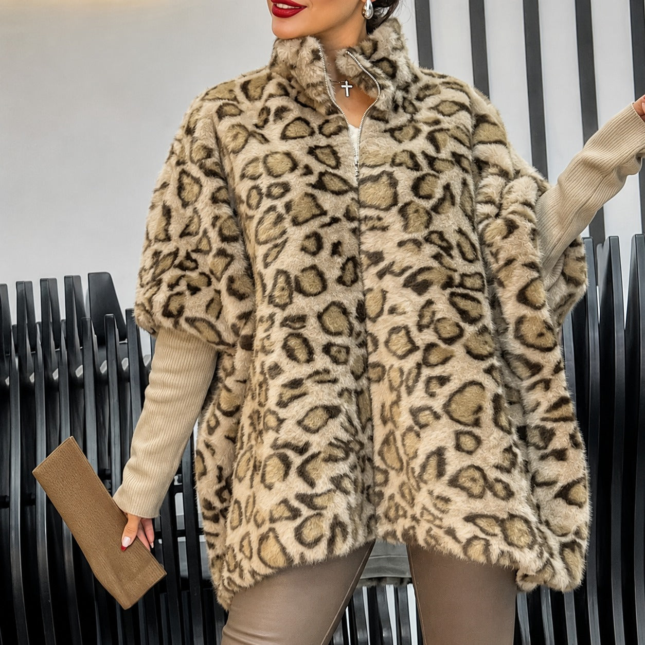 Capa Marais™ com Manga Acoplada e Estampa Animal / Elegância com Volume e Atitude