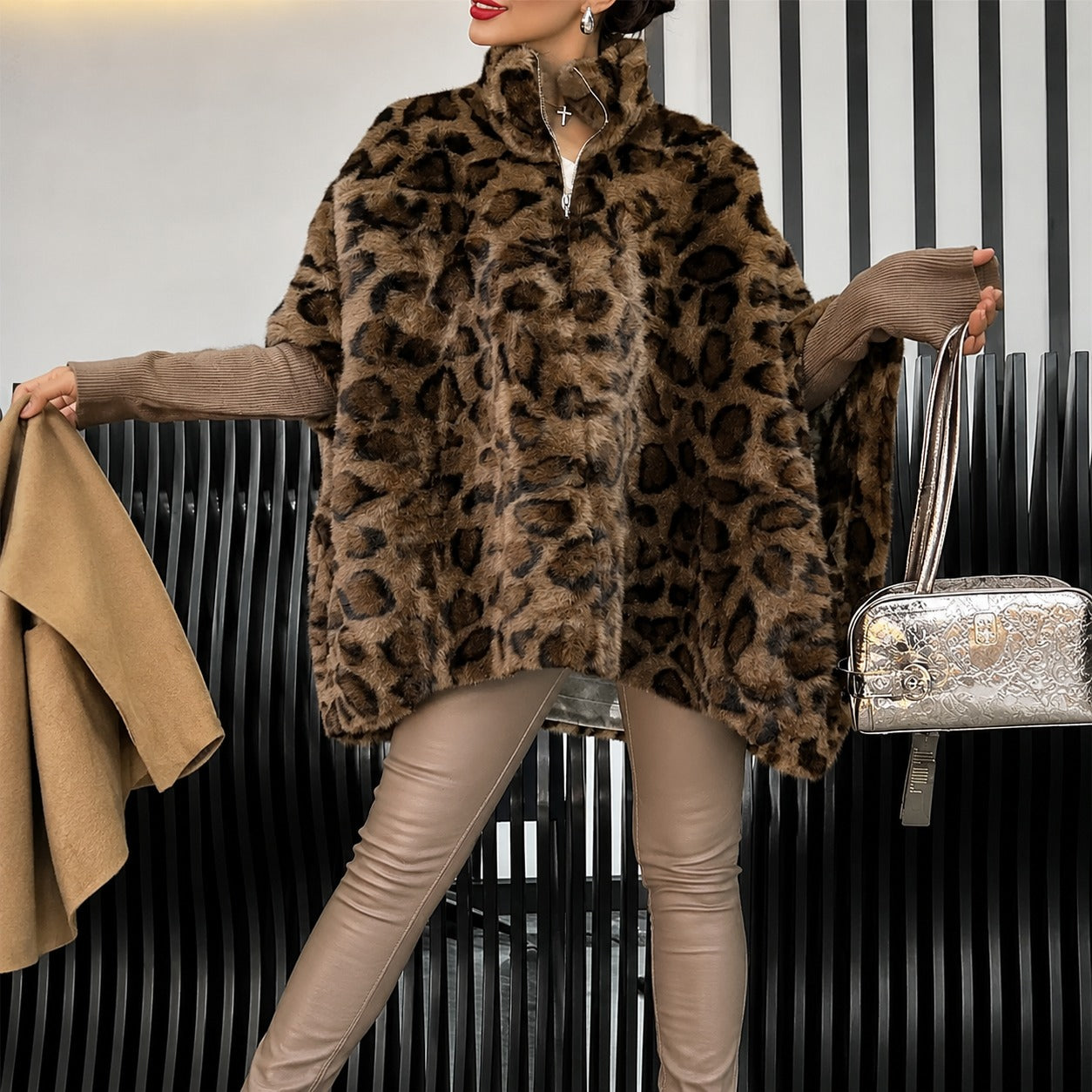 Capa Marais™ com Manga Acoplada e Estampa Animal / Elegância com Volume e Atitude