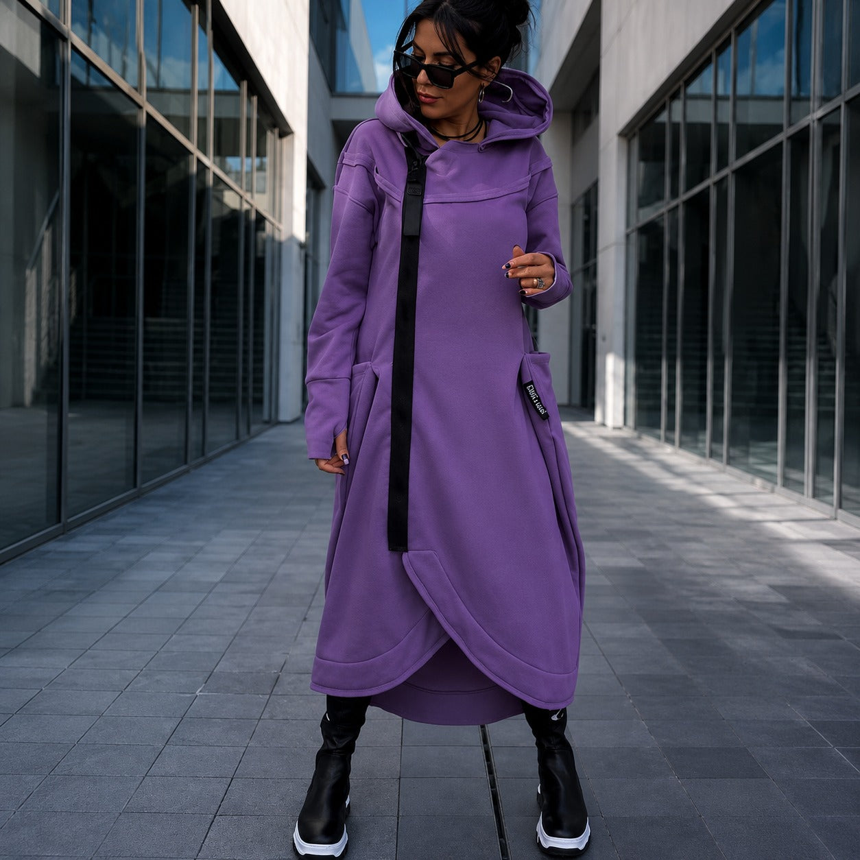 Vestido Linara™ em Moletom Premium com Capuz, Zíper Assimétrico e Punhos com Abertura para o Polegar