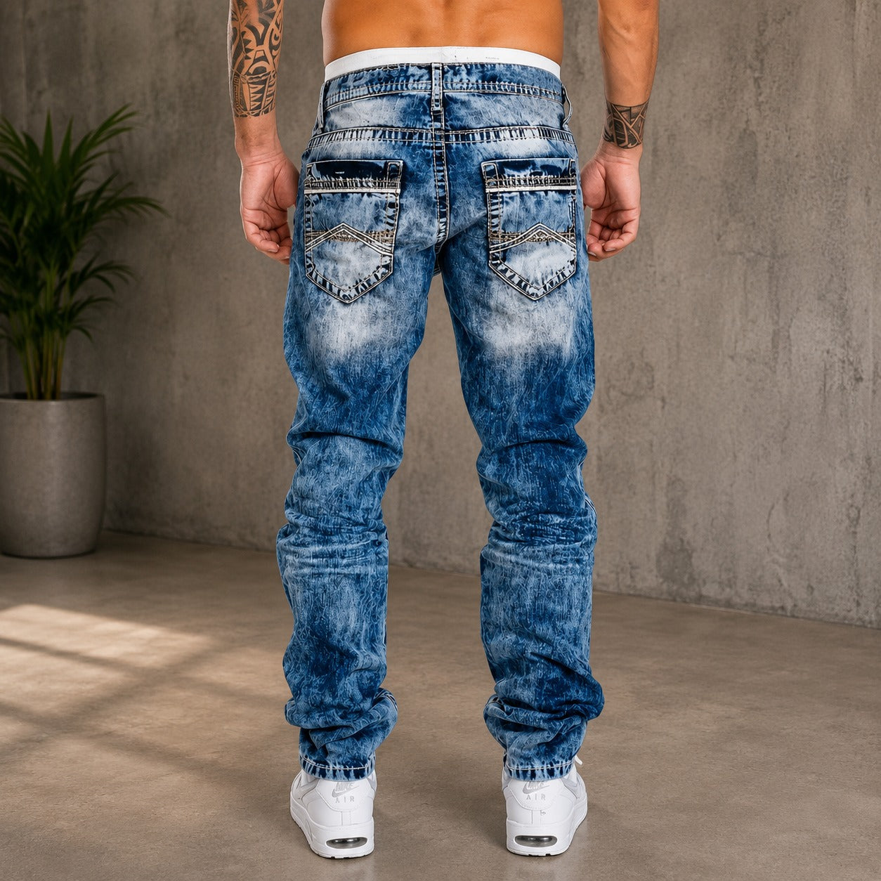 Calça Jeans Varen™ com Lavagem Estonada e Corte Reto / Fácil De Combinar Em Produções Casuais.
