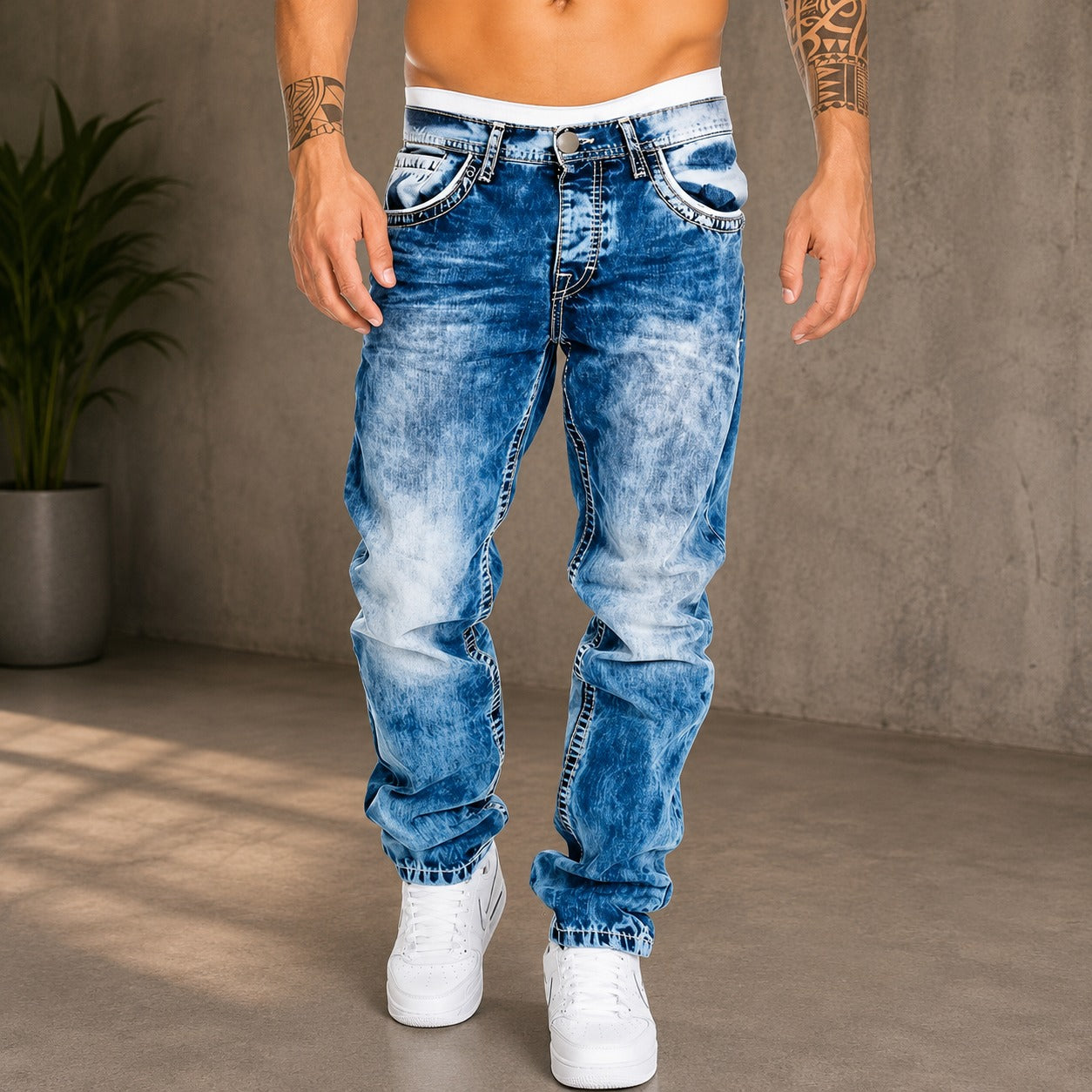 Calça Jeans Varen™ com Lavagem Estonada e Corte Reto / Fácil De Combinar Em Produções Casuais.