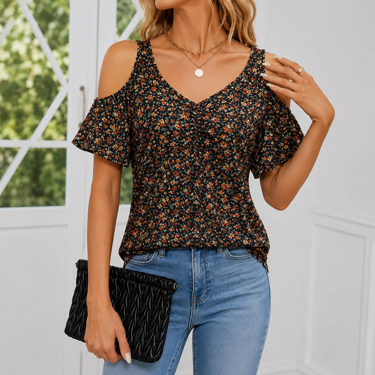Blusa Eloá™ com Ombros Vazados, Decote V e Mangas com Babados