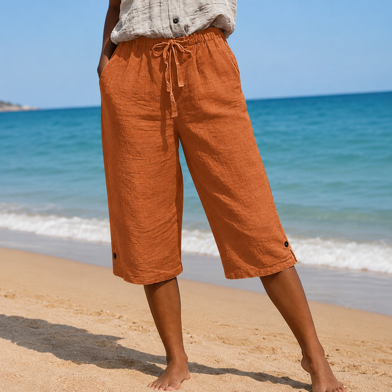 Calça Pantacourt Samara™ com Cós Ajustável, Bolsos Laterais e Barra com Botão / Versátil Para Viagens e Passeios