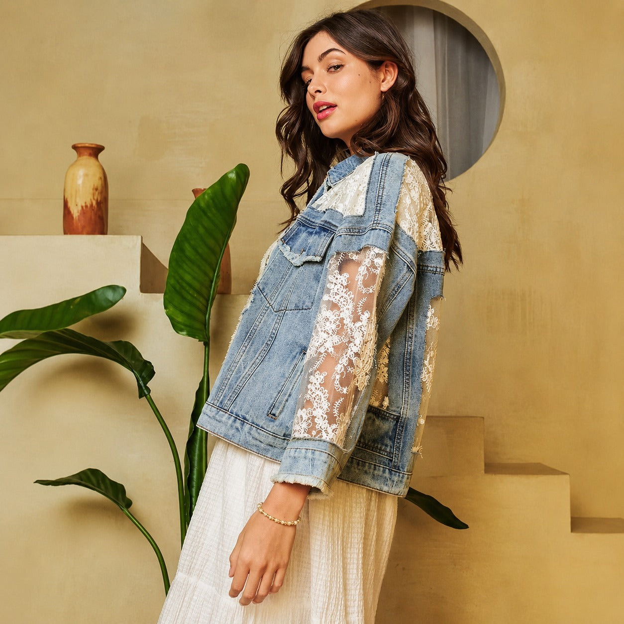 Jaqueta Jeans Monik™ com Rendado Floral Transparente e Acabamento Desfiado