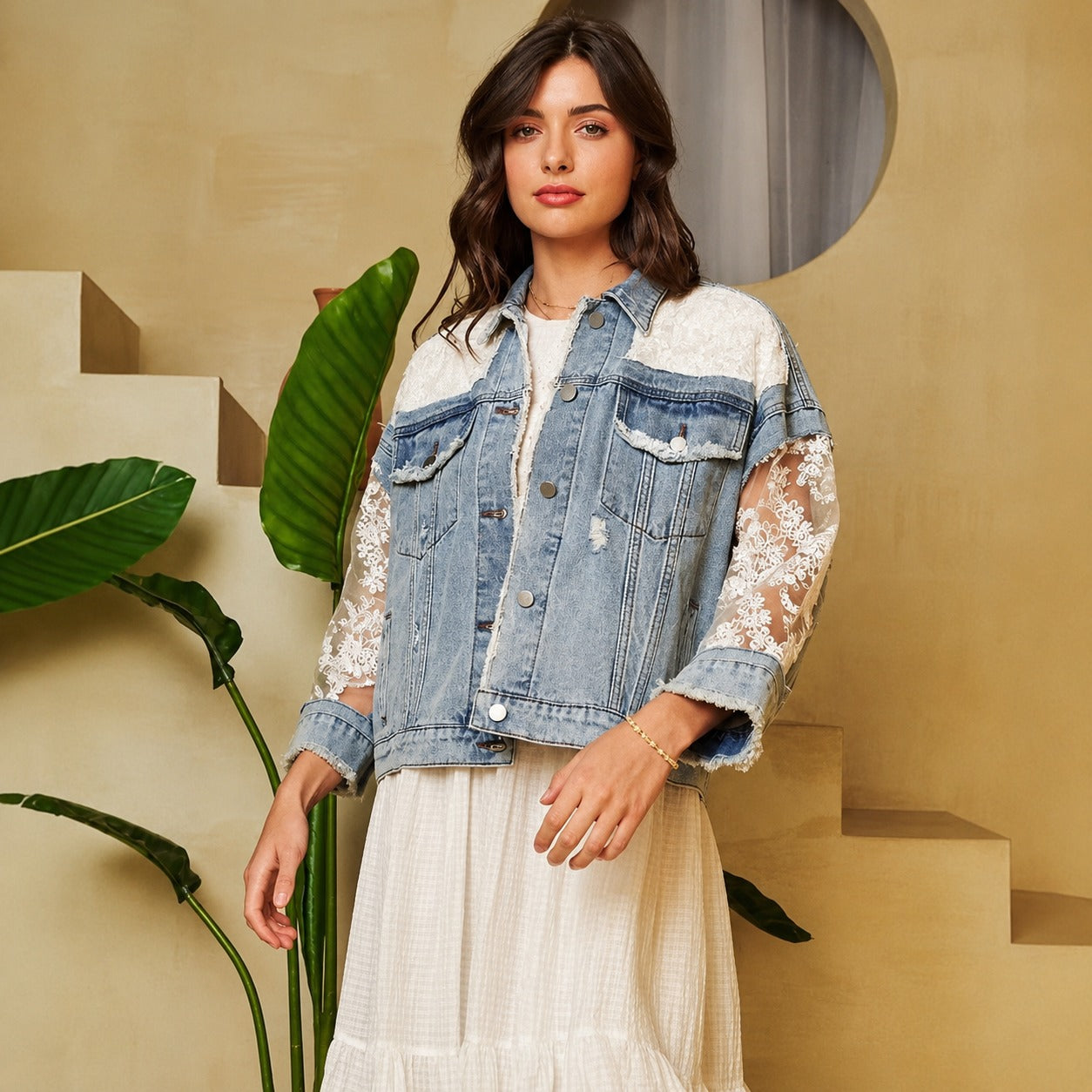 Jaqueta Jeans Monik™ com Rendado Floral Transparente e Acabamento Desfiado