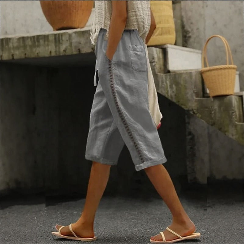 Calça Pantacourt Tavina™ Em Linho de Algodão com Detalhes Vazados na Lateral / Leveza Que Renova O Visual
