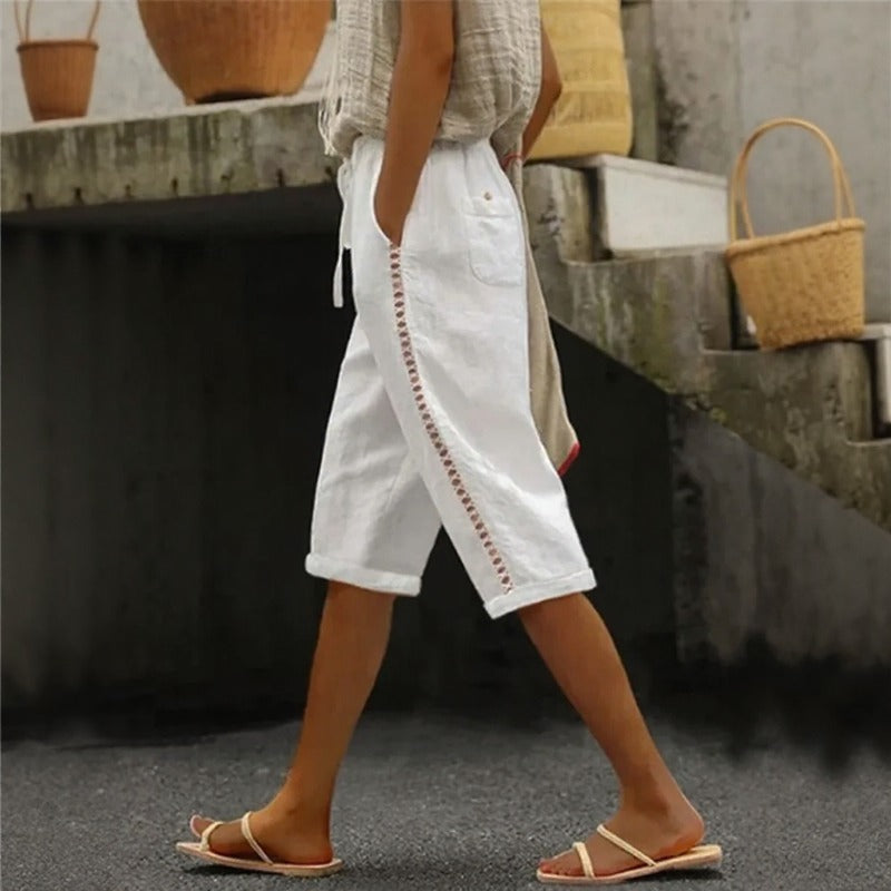 Calça Pantacourt Tavina™ Em Linho de Algodão com Detalhes Vazados na Lateral / Leveza Que Renova O Visual