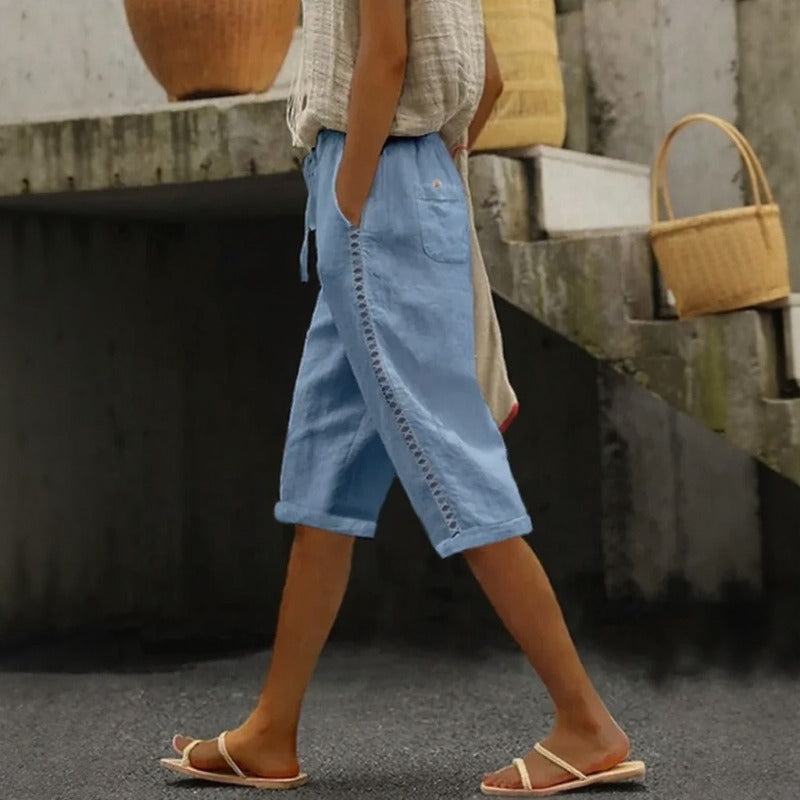 Calça Pantacourt Tavina™ Em Linho de Algodão com Detalhes Vazados na Lateral / Leveza Que Renova O Visual