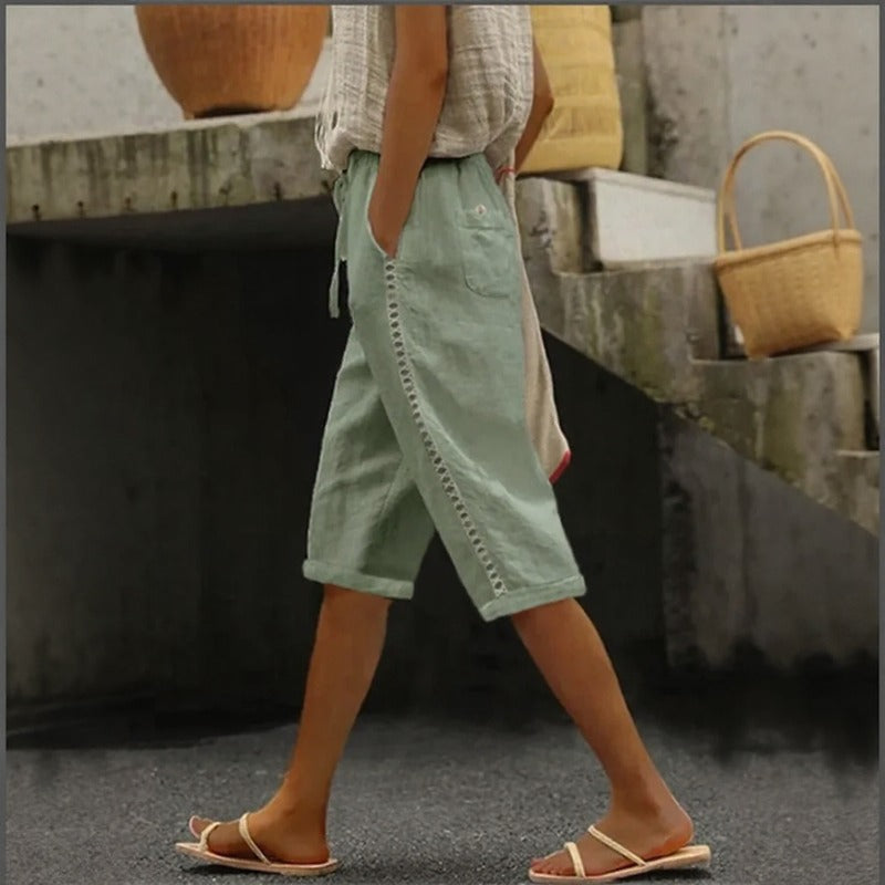 Calça Pantacourt Tavina™ Em Linho de Algodão com Detalhes Vazados na Lateral / Leveza Que Renova O Visual