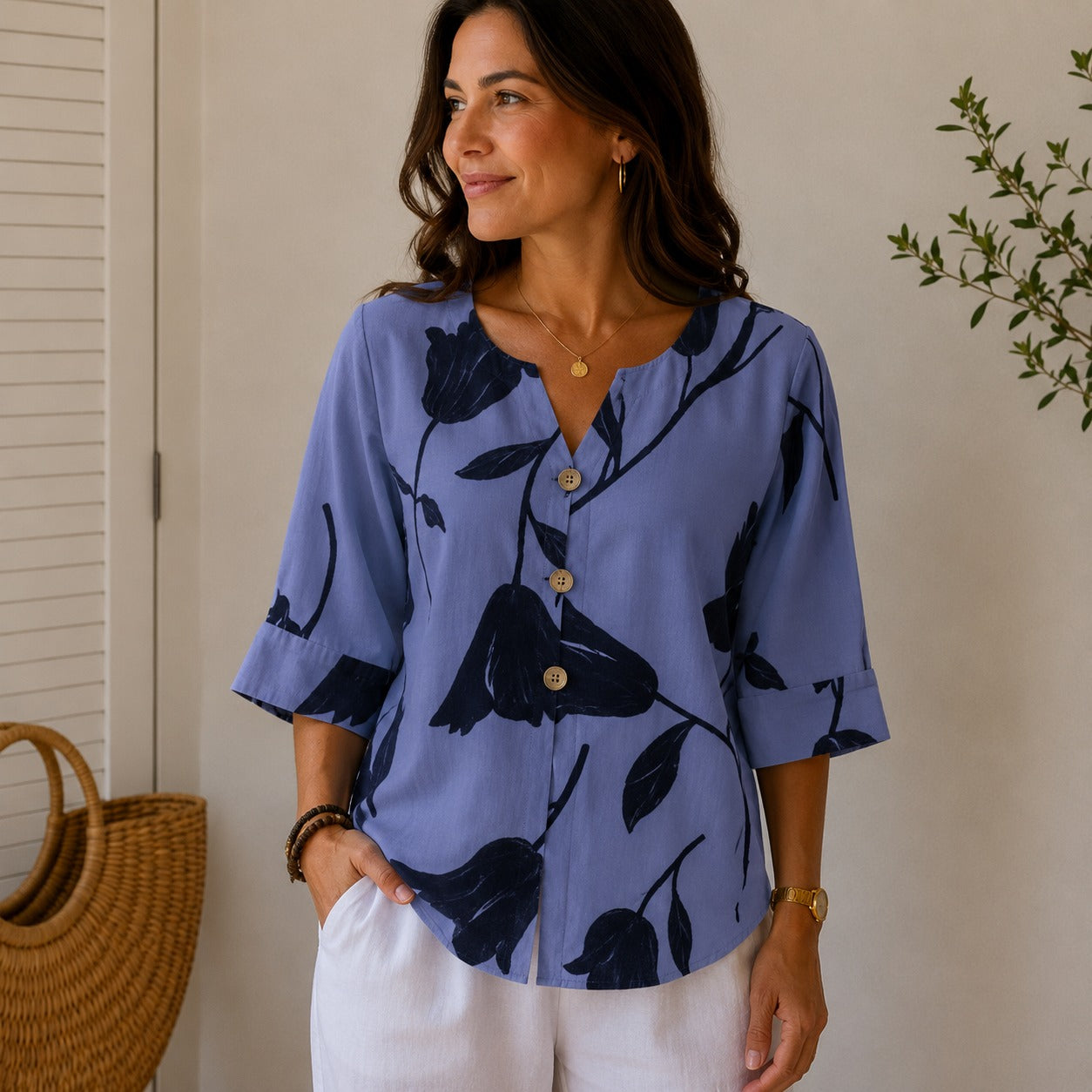 Blusa Giuliana™ em Linho de Algodão com Estampa Floral, Decote V e Botões Frontais,