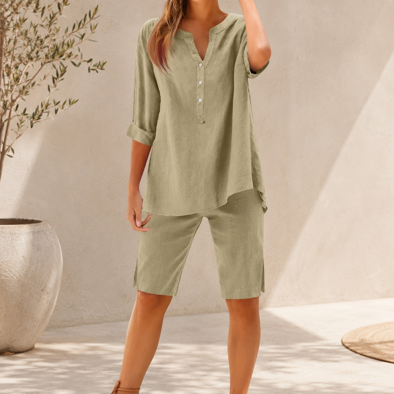 Conjunto Calissa™ com Blusa de Gola V e Bermuda com Fendas Laterais / Caimento Que Veste Com Leveza E Naturalidade