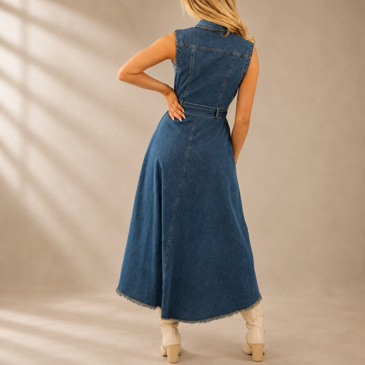 Vestido Jeans Vicenza™ com Botões Frontais e Barra Assimétrica / Um Caimento Que Define a Cintura e se Abre Com Leveza.