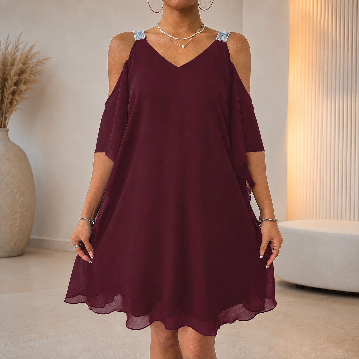 Vestido Noelle™ com Babados Laterais em Cascata, Modelagem Evasê e Alças com Adornos Brilhantes / O Brilho Certo Para Uma Produção De Presença