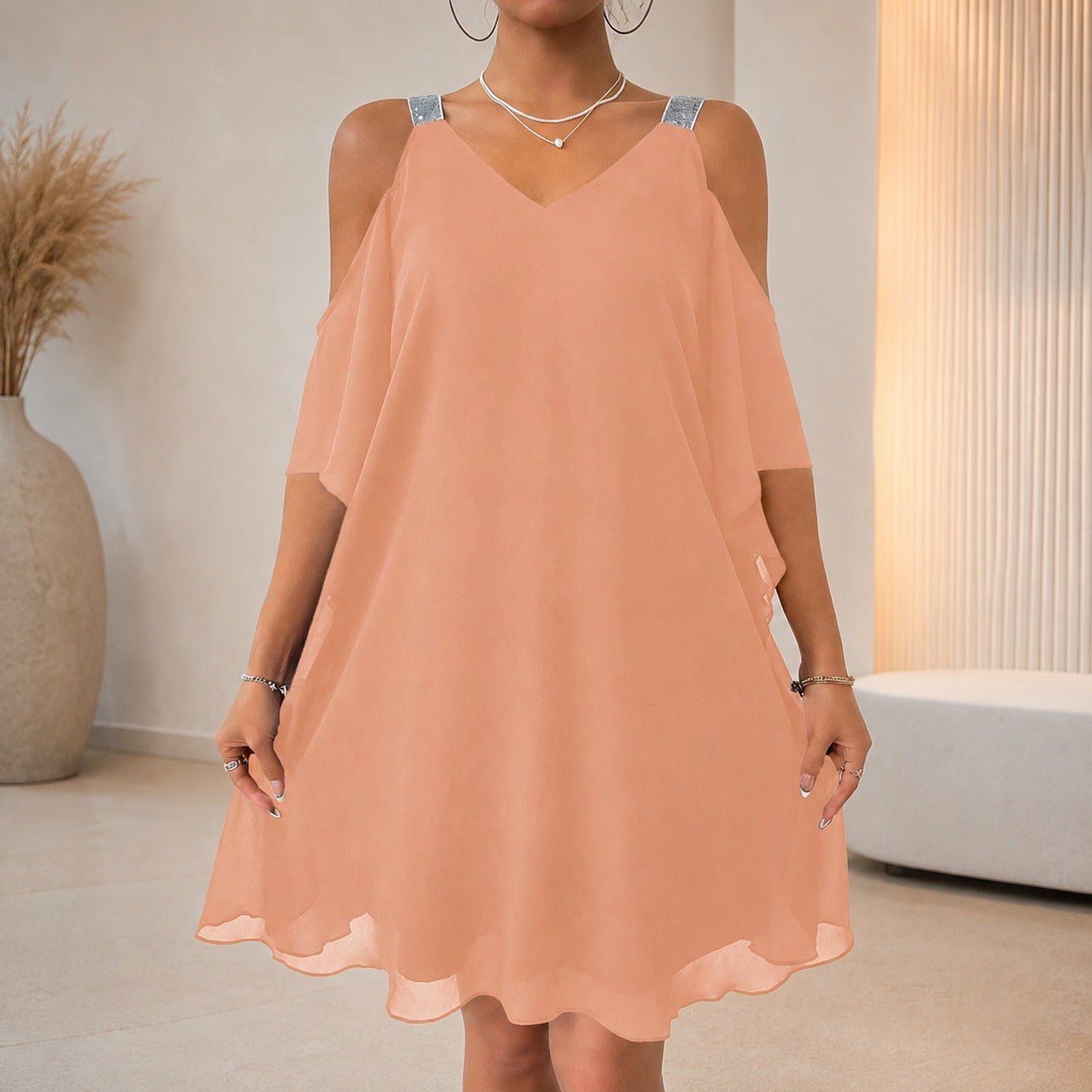 Vestido Noelle™ com Babados Laterais em Cascata, Modelagem Evasê e Alças com Adornos Brilhantes / O Brilho Certo Para Uma Produção De Presença