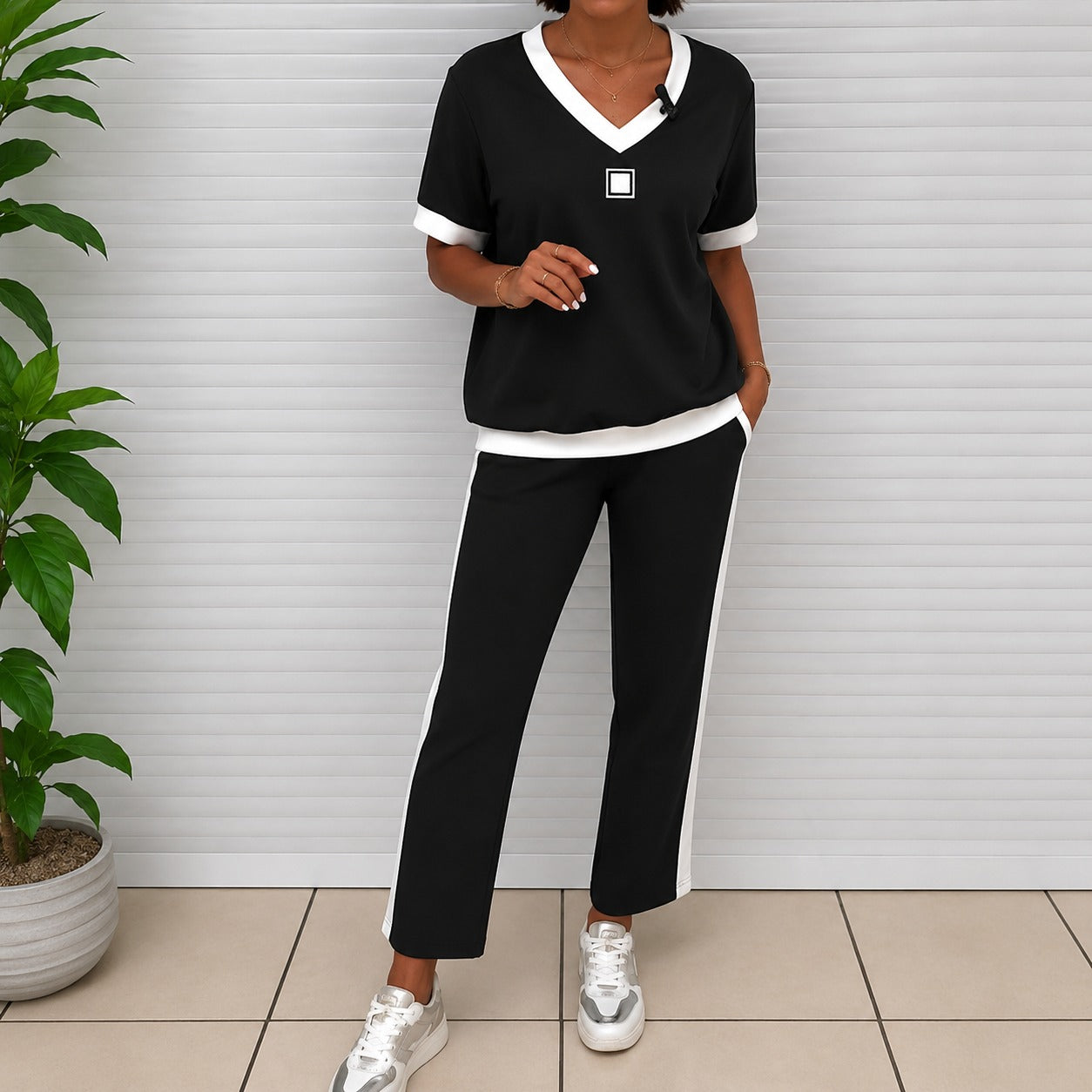 Conjunto Natasha™ com Blusa de Gola Contrastante e Calça Reta com Faixa Lateral
