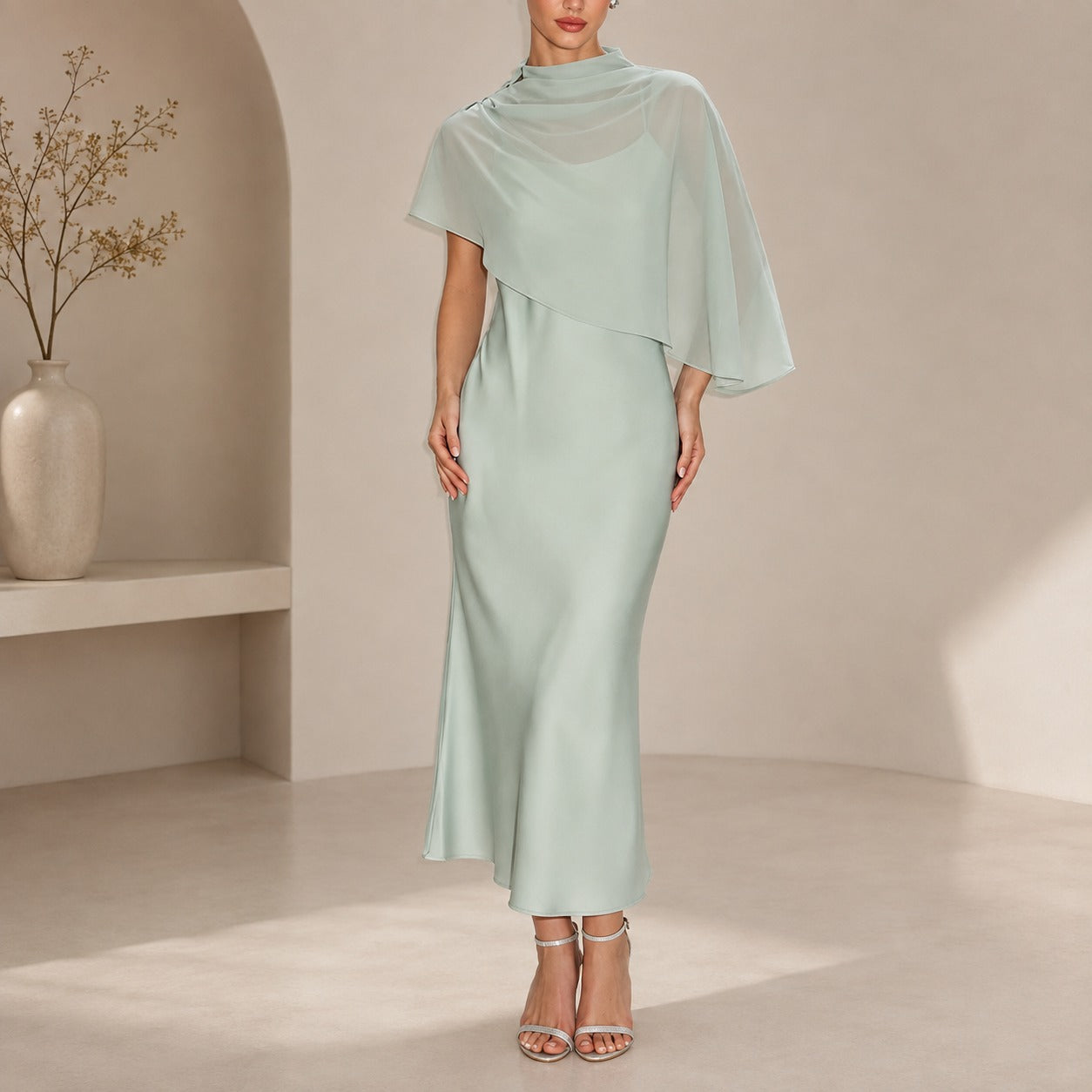 Vestido Leona™ com Sobreposição Assimétrica Transparente e Acabamento Acetinado