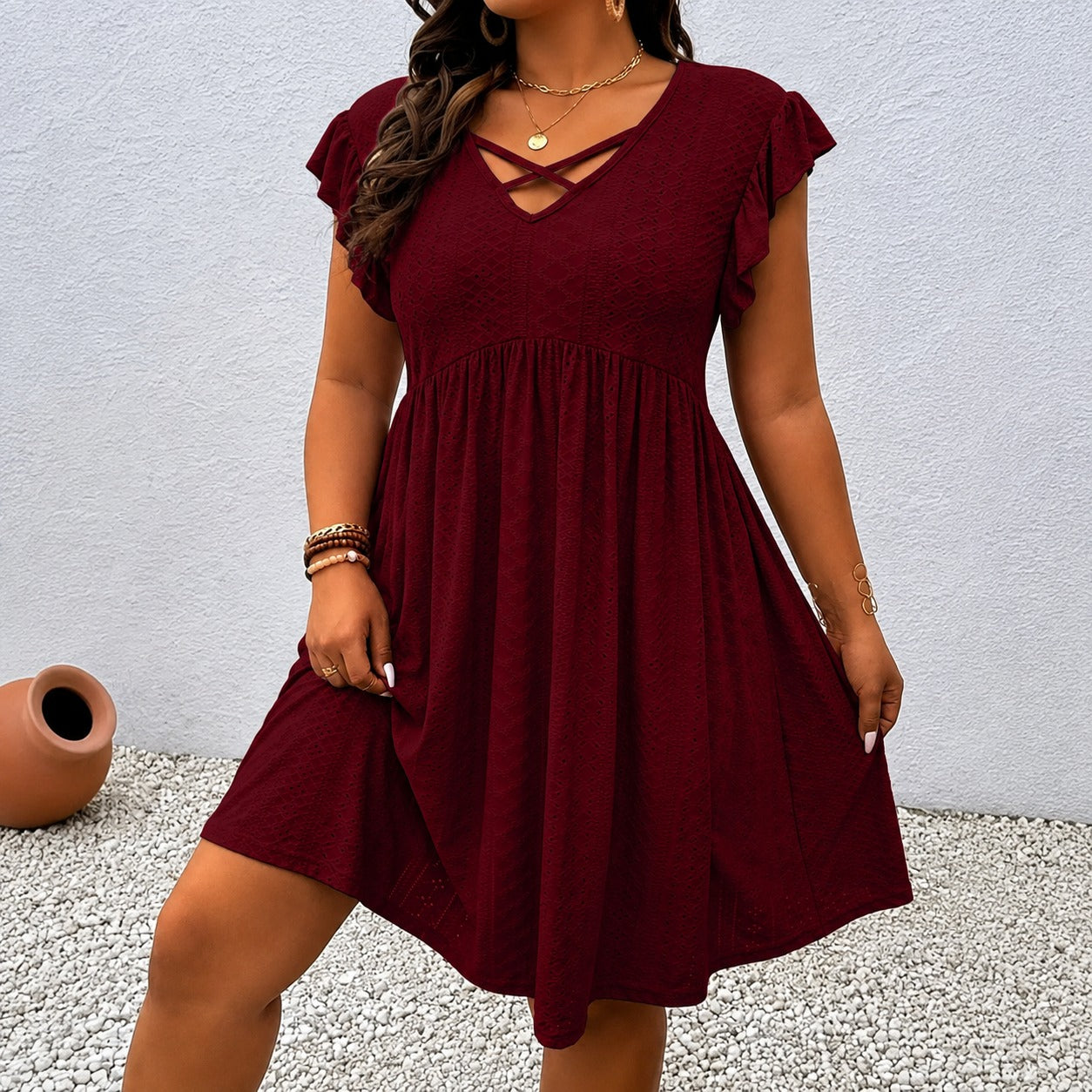 Vestido Carlota™ Decote V com Tiras Cruzadas e Textura Vazada / Delicadeza Que Ganha Destaque Nos Detalhes.