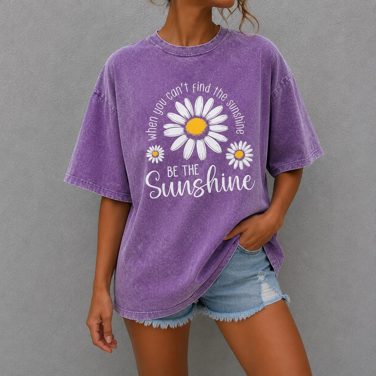 Camiseta Thaila™ em Algodão com Estampa de Margaridas, Lavagem Estonada e Gola Redonda