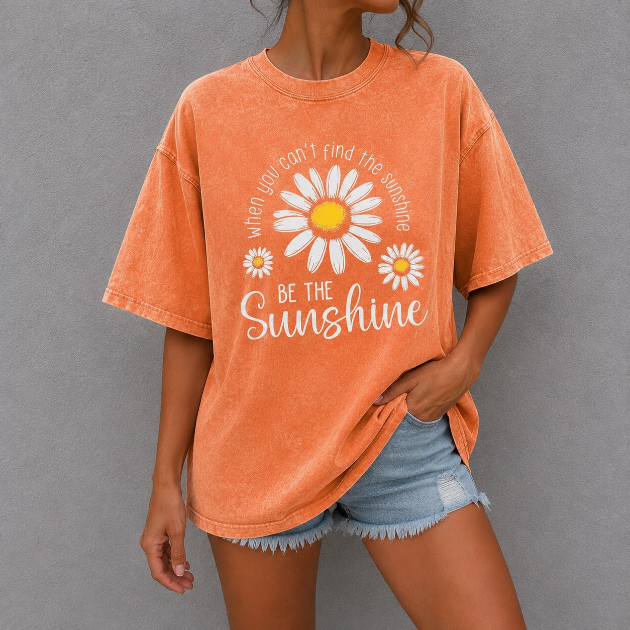Camiseta Thaila™ em Algodão com Estampa de Margaridas, Lavagem Estonada e Gola Redonda