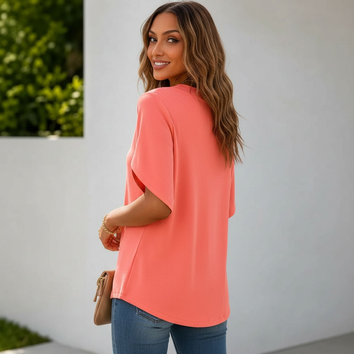 Blusa Ariela™ com Decote V, Design Minimalista e Mangas com Recorte Lateral