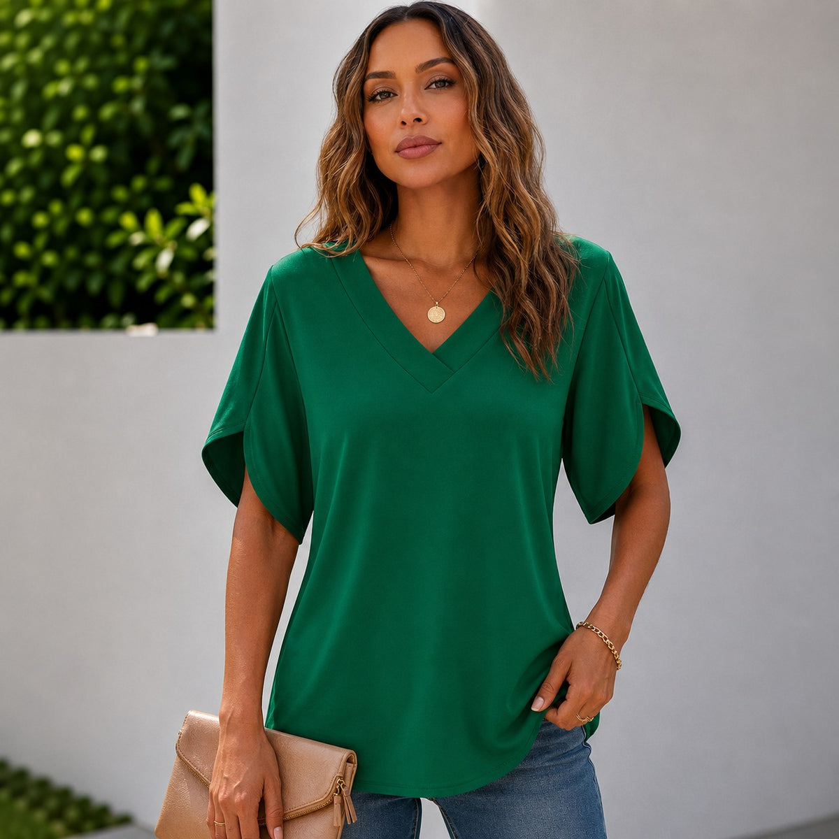 Blusa Ariela™ com Decote V, Design Minimalista e Mangas com Recorte Lateral