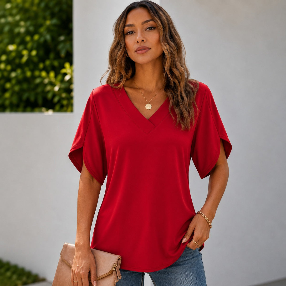 Blusa Ariela™ com Decote V, Design Minimalista e Mangas com Recorte Lateral