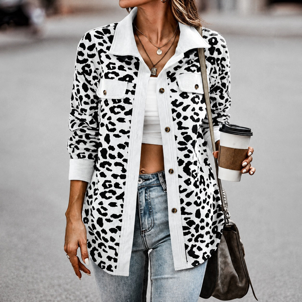 Jaqueta Carla™ com Estampa Animal Print, Textura Canelada e Botões Frontais