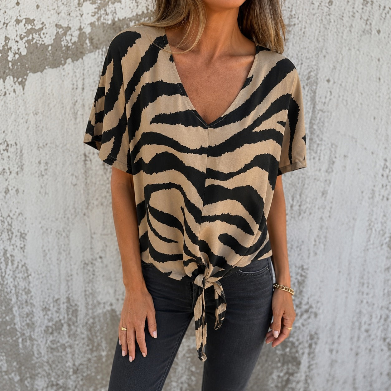 Blusa Calena™ com Estampa Animal Print, Decote V e Amarração Frontal