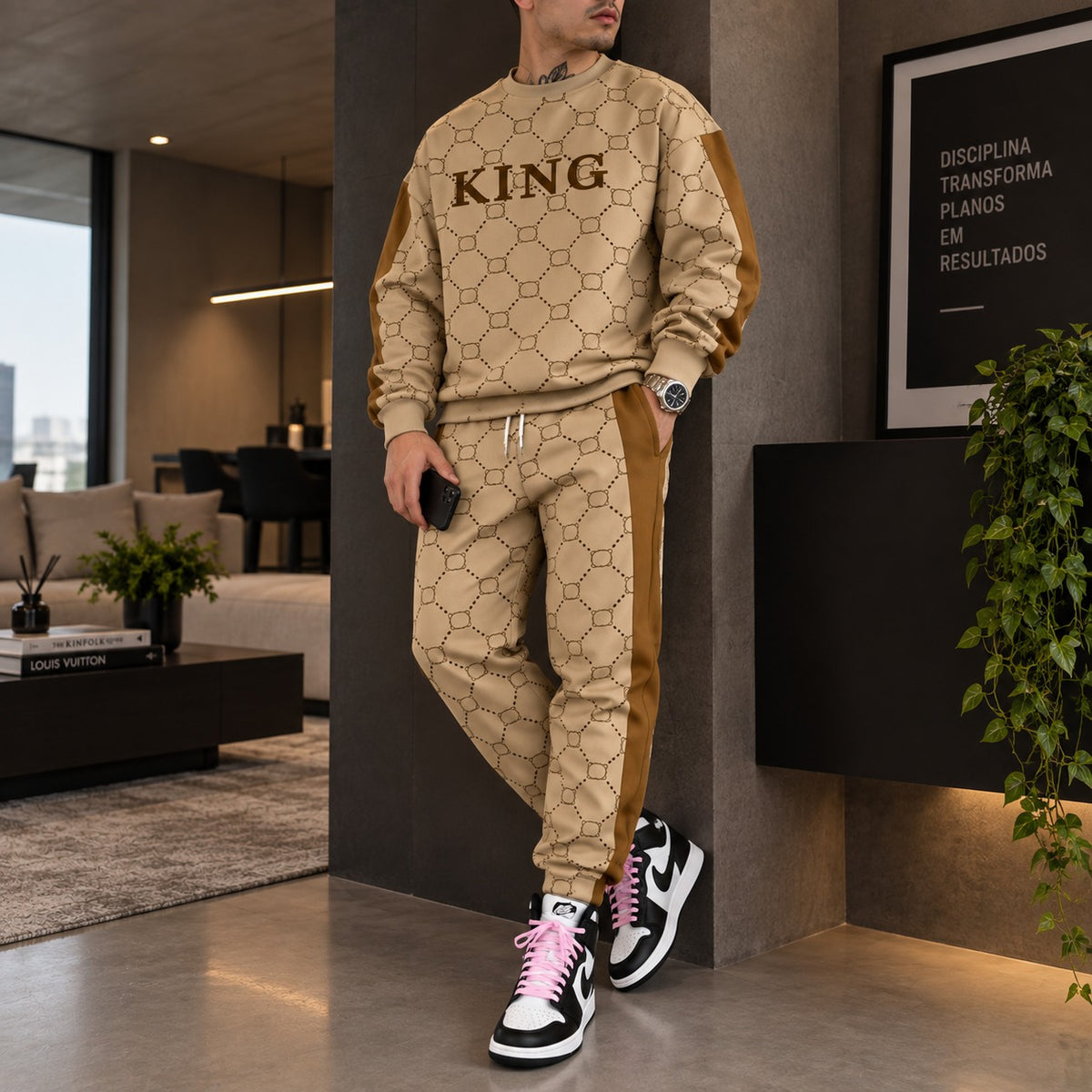 Conjunto Alexandre™ com Estampa Padronizada e Faixas Contrastantes / Um Visual Marcante para Momentos Casuais