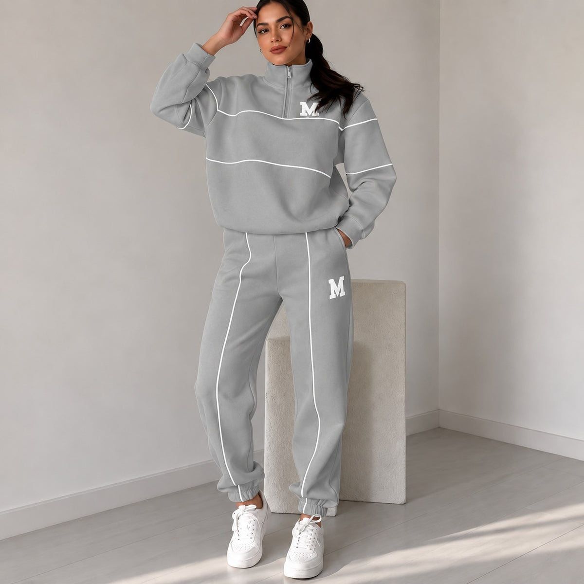 Conjunto Feminino Michigan™ com Blusa College de Gola Alta e Calça Jogger com Cós Elástico