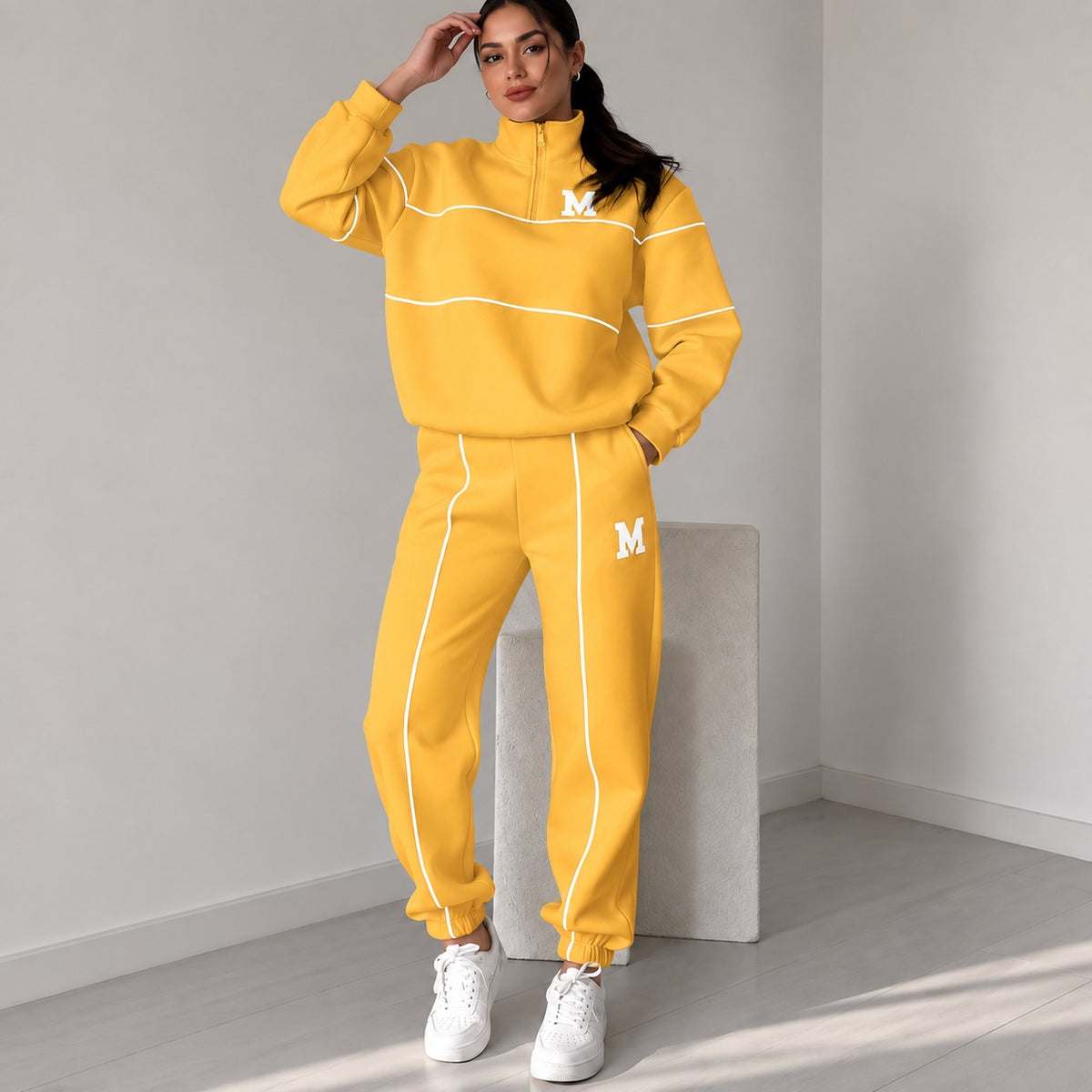 Conjunto Feminino Michigan™ com Blusa College de Gola Alta e Calça Jogger com Cós Elástico
