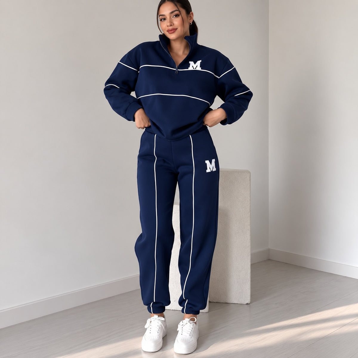 Conjunto Feminino Michigan™ com Blusa College de Gola Alta e Calça Jogger com Cós Elástico