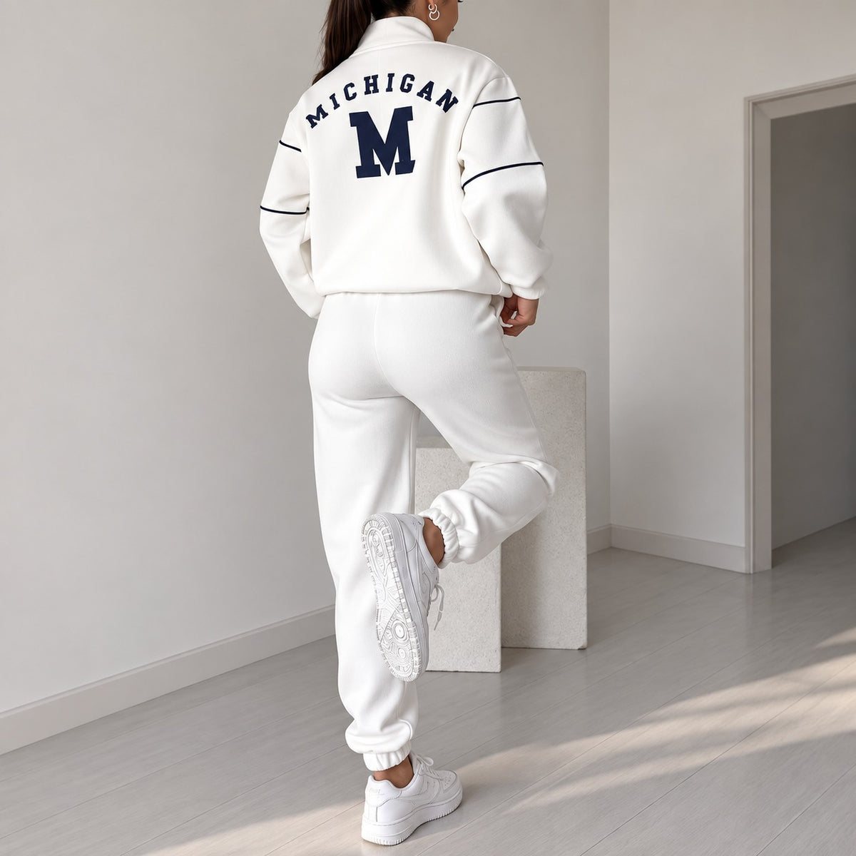 Conjunto Feminino Michigan™ com Blusa College de Gola Alta e Calça Jogger com Cós Elástico