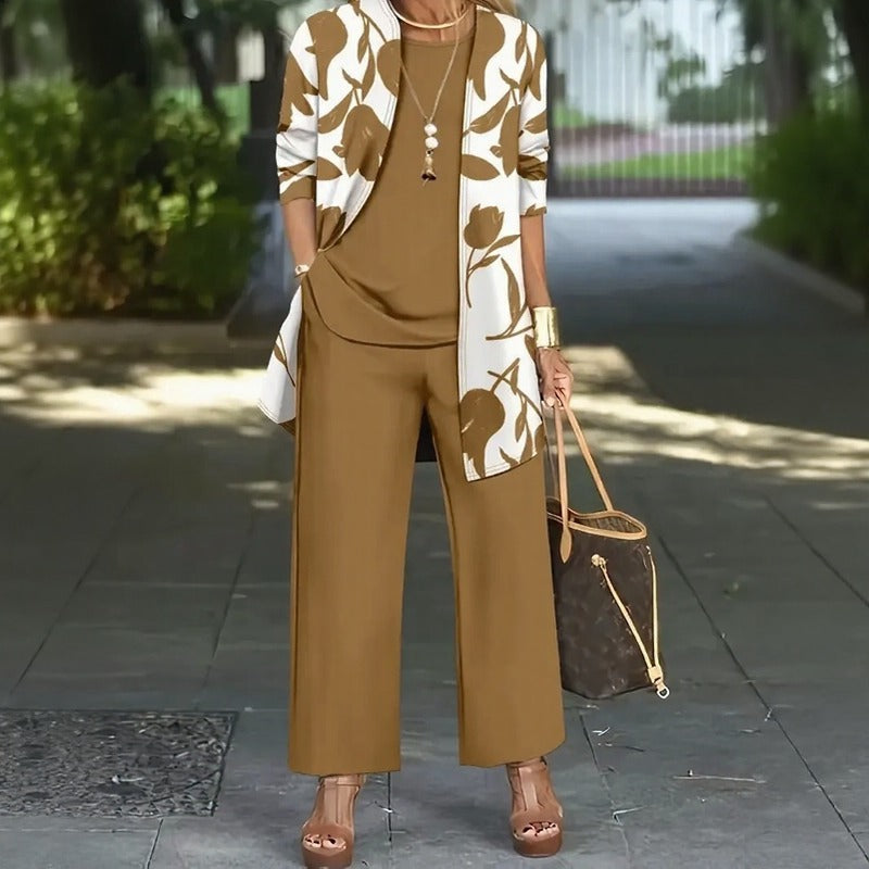 Conjunto Magnolia™ com Blusa Soltinha, Calça Pantalona e Cardigã Floral Alongado / Três Peças Que Criam Um Visual Elegante e Muito Bem Resolvido