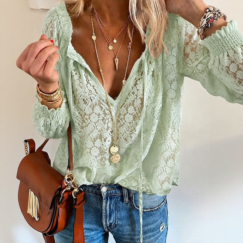 Blusa Ravena™ com Renda Floral Vazada e Decote com Amarração / Romantismo e Leveza Para Deixar o Visual Mais Feminino e Refinado