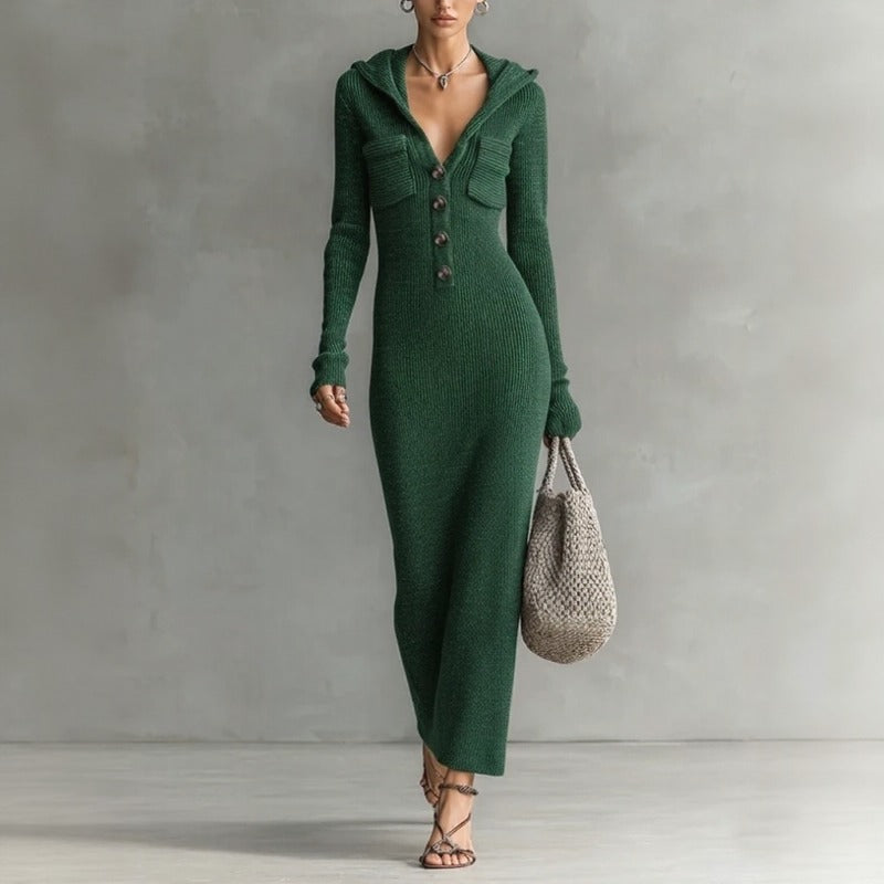 Vestido Noemi™ em Malha Canelada com Capuz e Botões Frontais Chiques / Uma Linha Alongada Que Valoriza as Curvas com Elegância e Naturalidade