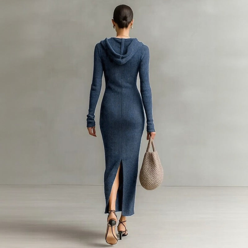 Vestido Noemi™ em Malha Canelada com Capuz e Botões Frontais Chiques / Uma Linha Alongada Que Valoriza as Curvas com Elegância e Naturalidade