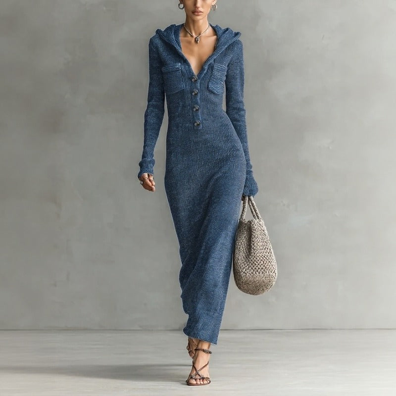 Vestido Noemi™ em Malha Canelada com Capuz e Botões Frontais Chiques / Uma Linha Alongada Que Valoriza as Curvas com Elegância e Naturalidade