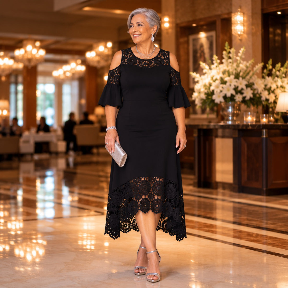 Vestido Caterina™ com Detalhes em Renda, Ombros Vazados e Barra Assimétrica