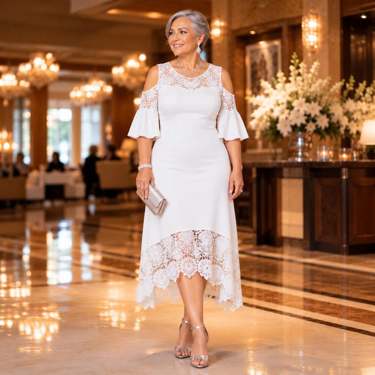 Vestido Caterina™ com Detalhes em Renda, Ombros Vazados e Barra Assimétrica