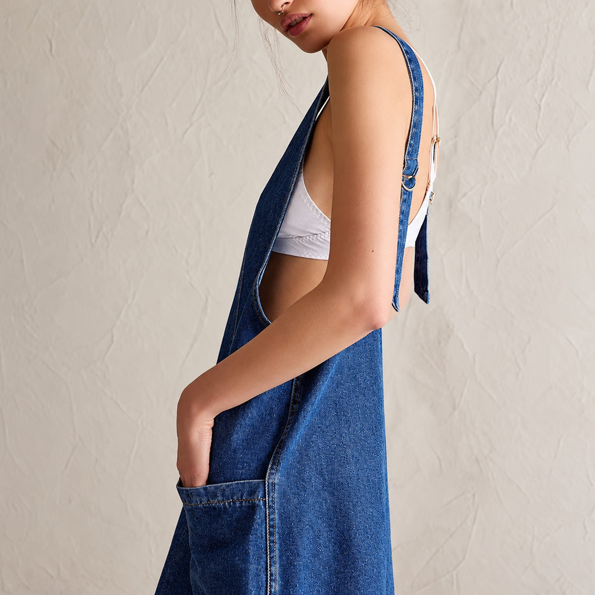 Vestido Mirela™ Jeans com Decote V Profundo Alças Ajustáveis e Costas Abertas